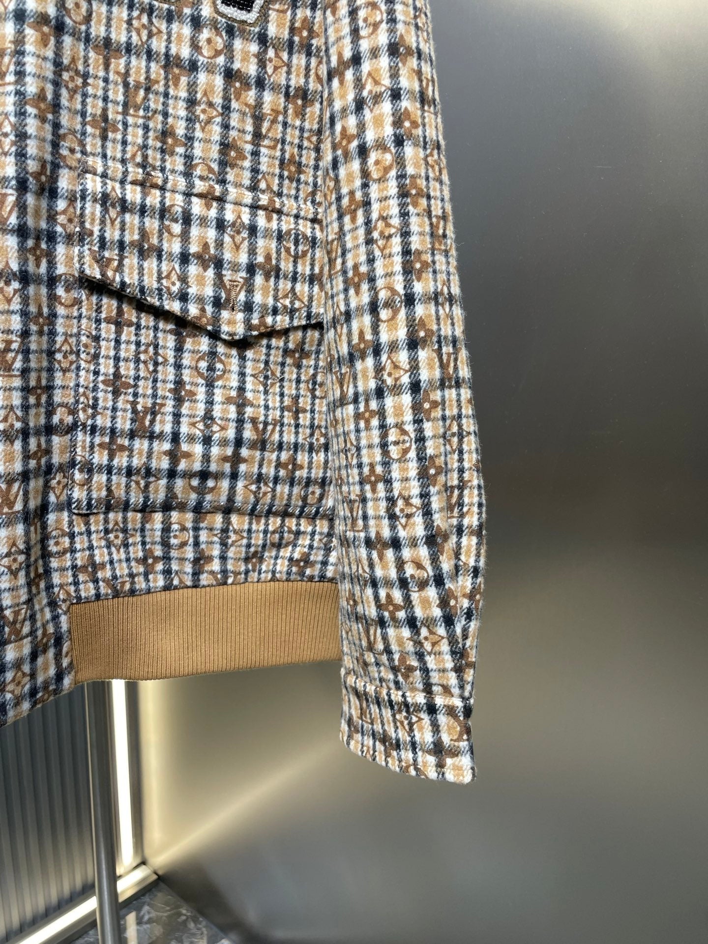 250819 A new high-quality checkered monogram jacket