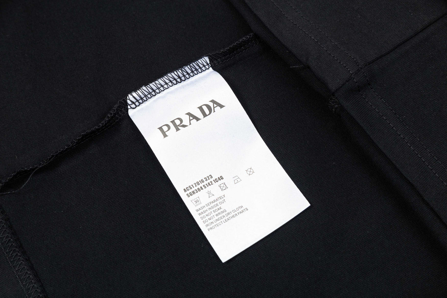 250404 New high-quality classic triangular logo T-shirt