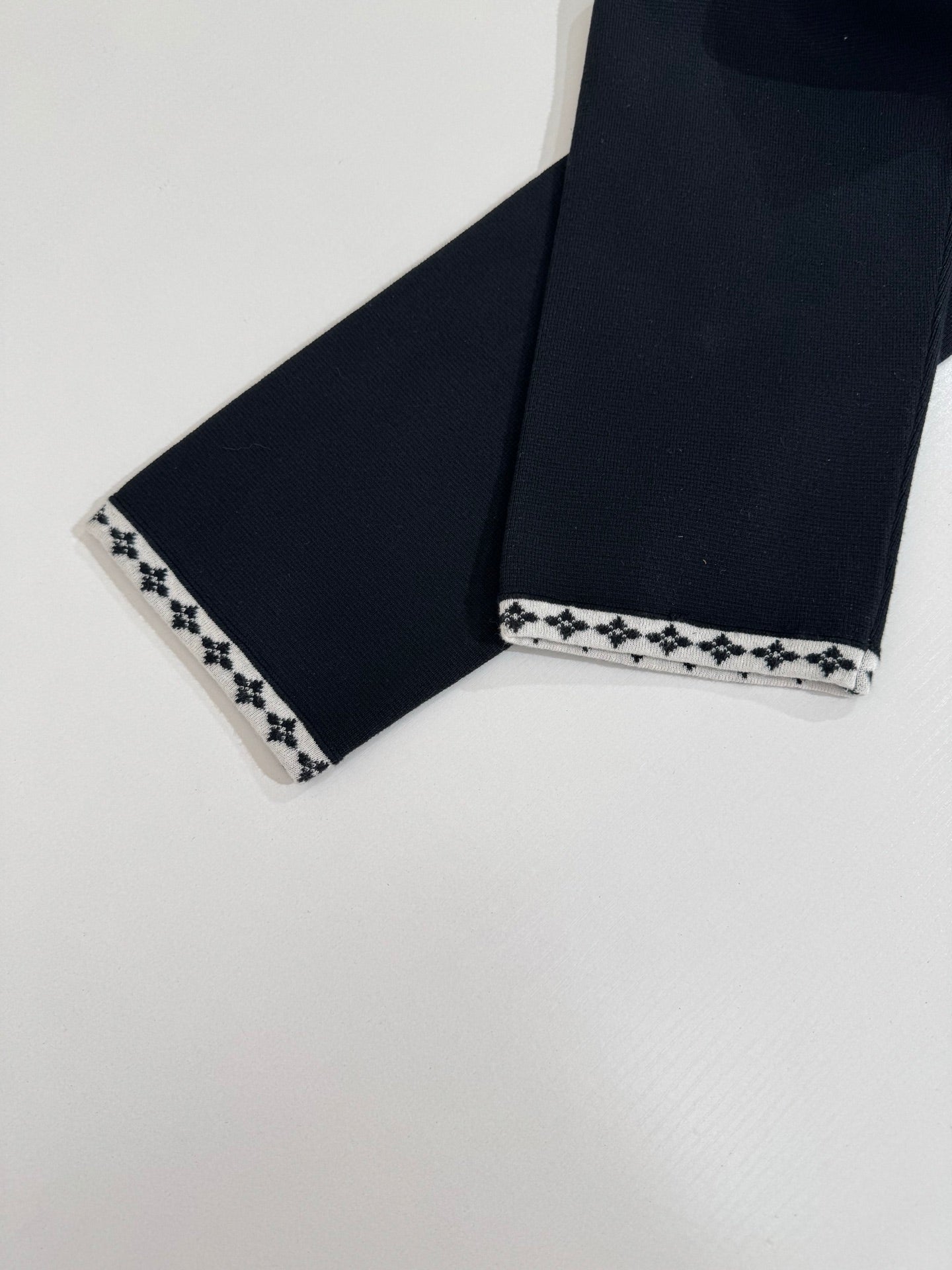 250819 A new high-quality embroidered knitted college style cardigan