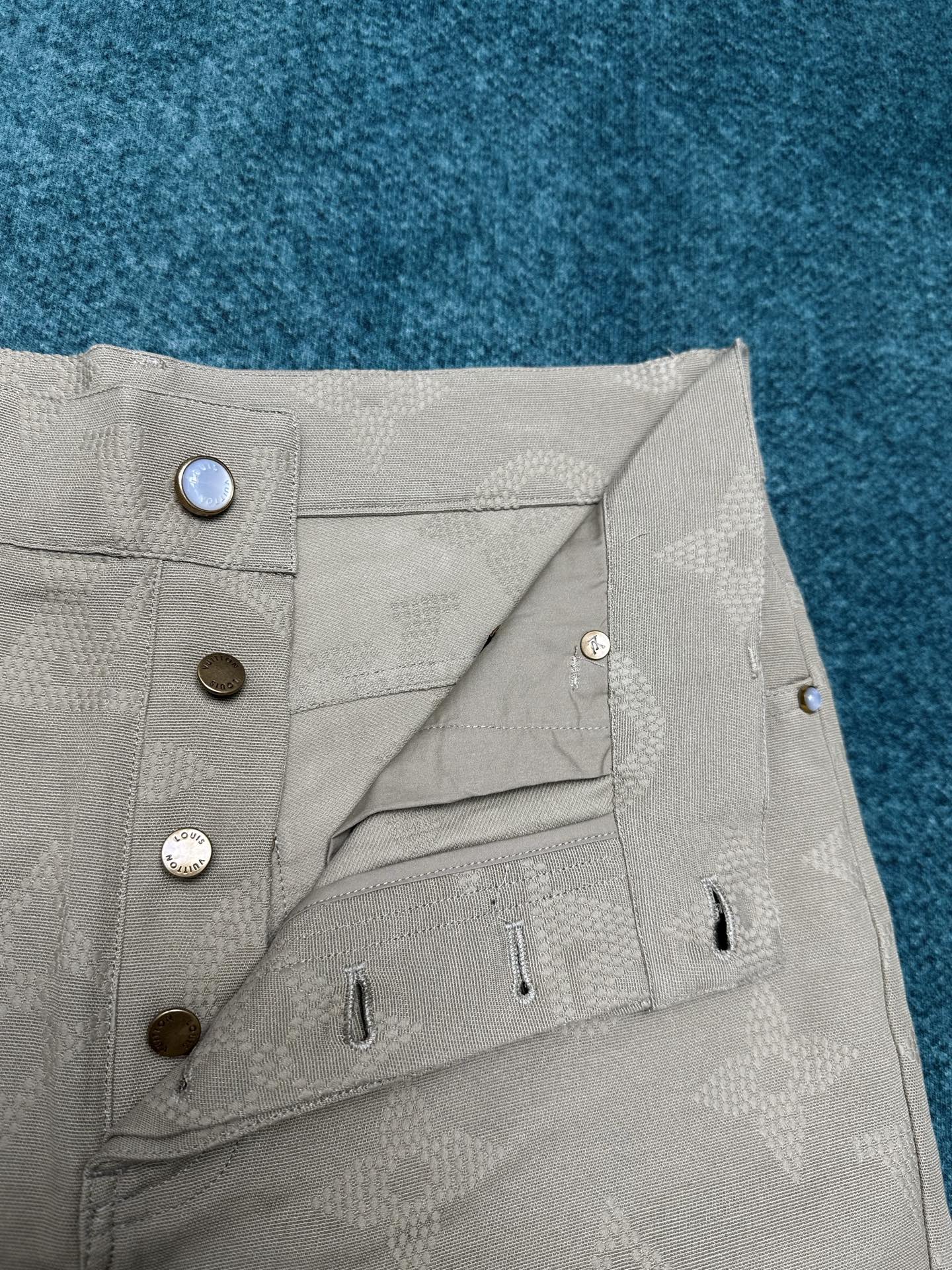 250825 New high-quality embroidered pearlescent button-up trousers