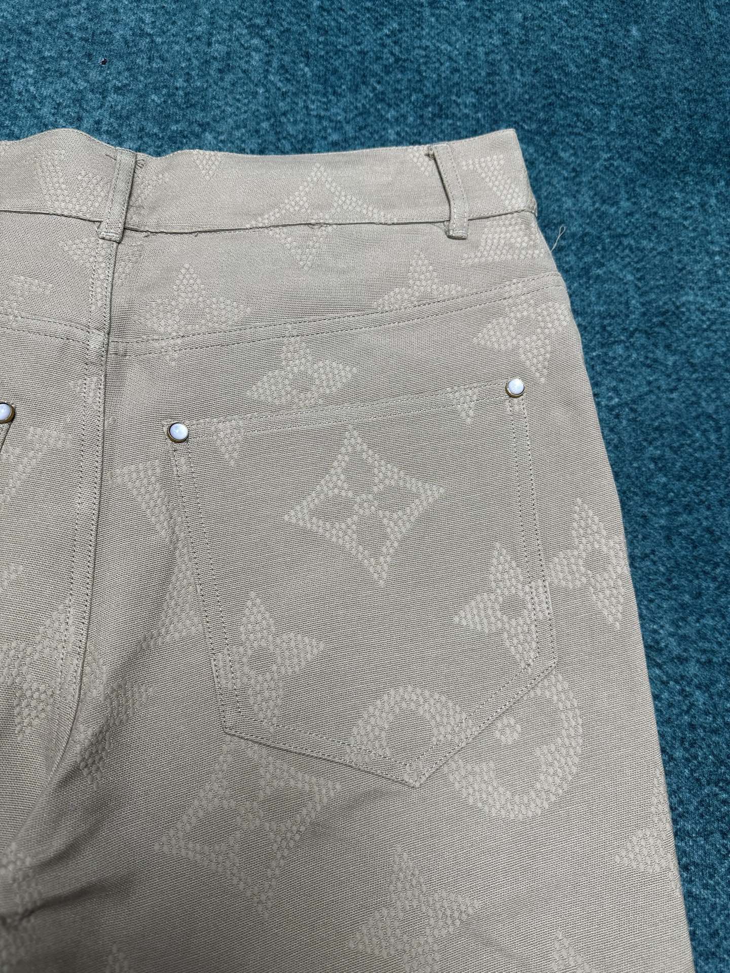 250825 New high-quality embroidered pearlescent button-up trousers