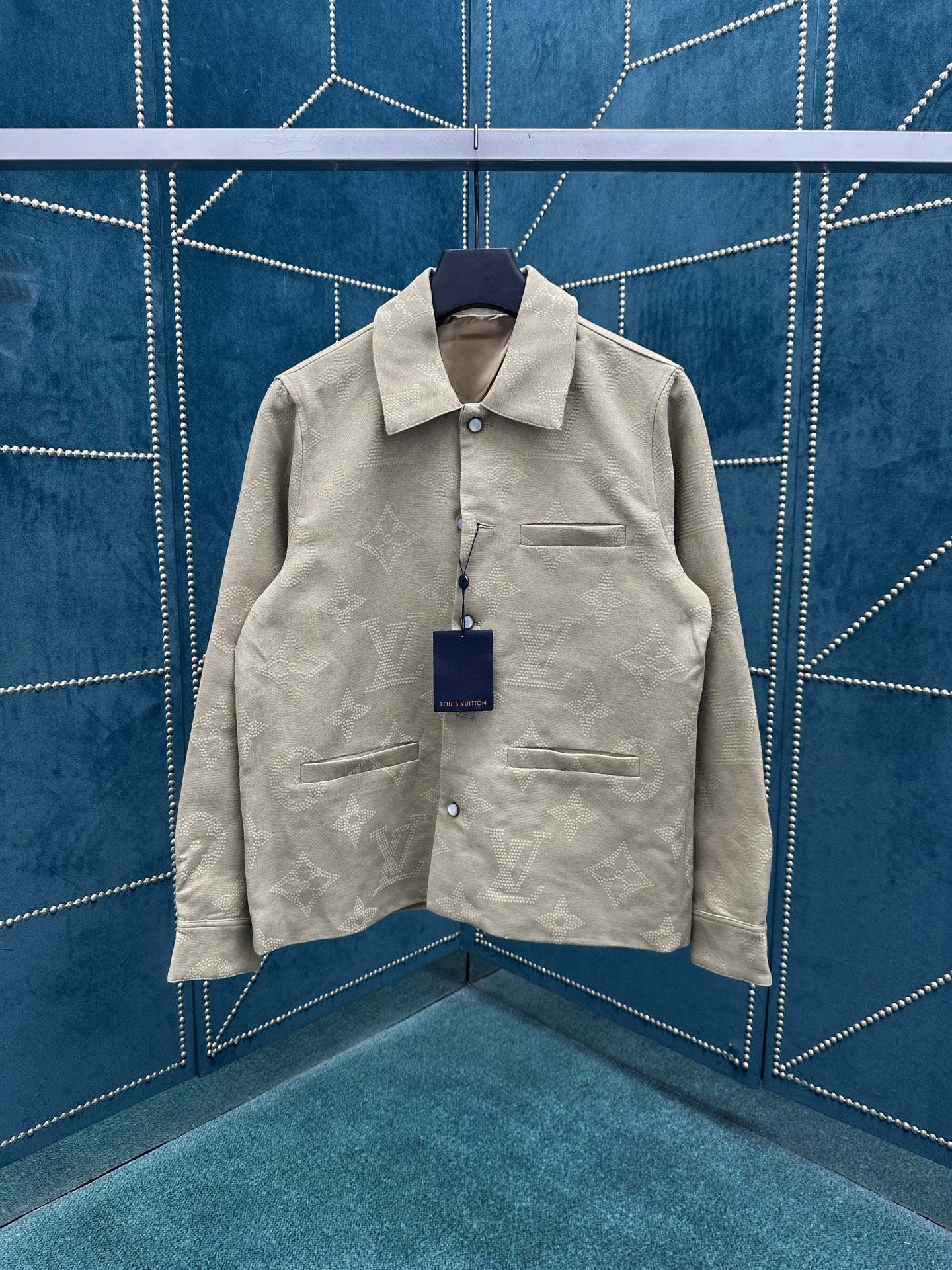 250825 New high-quality embroidered pearlescent button coat