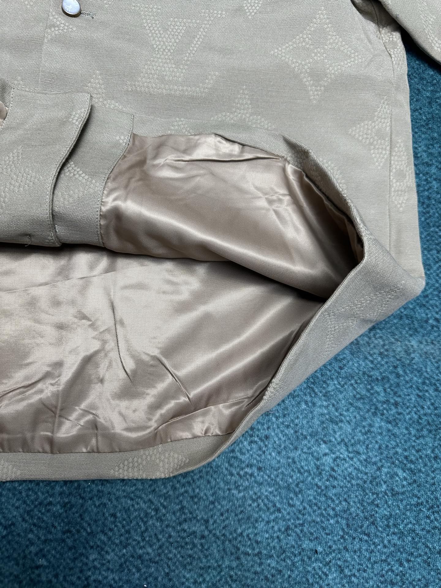 250825 New high-quality embroidered pearlescent button coat