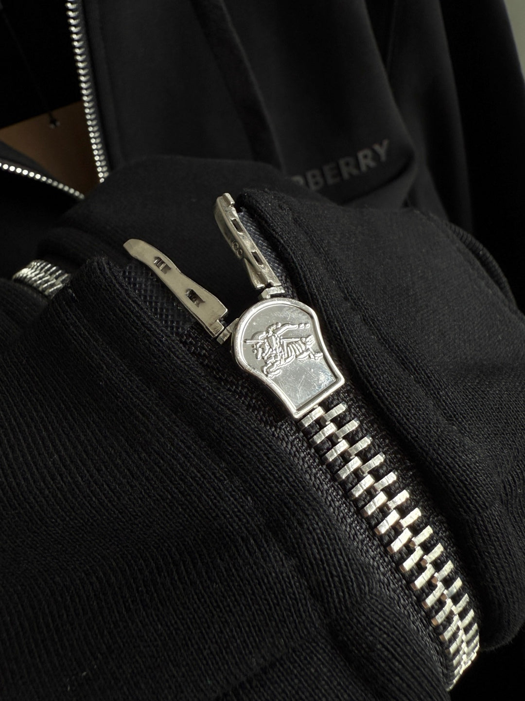 250825 A new high-quality classic must-have zippered hoodie