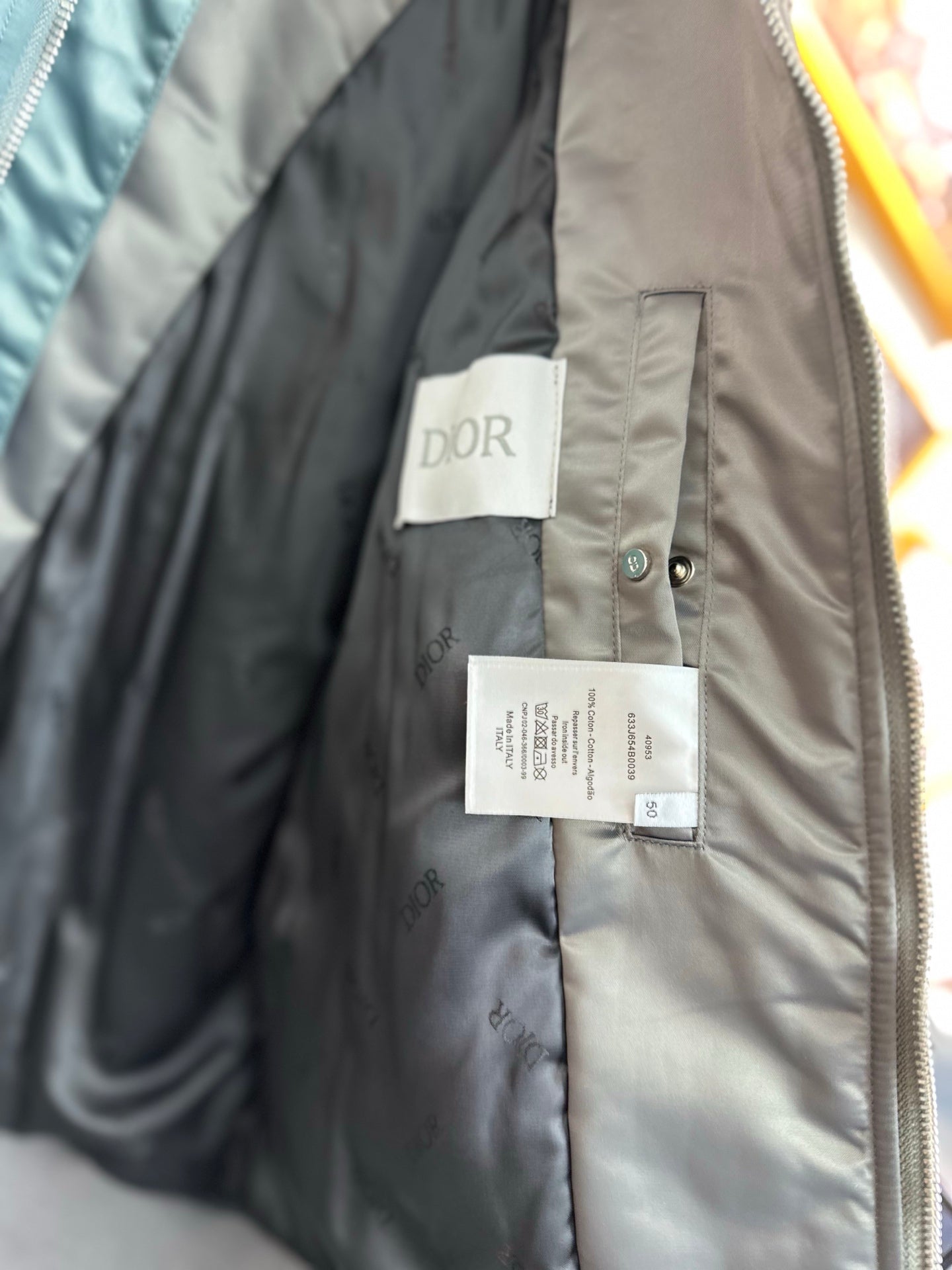 250825 A new high-quality, thick two-color patchwork jacket